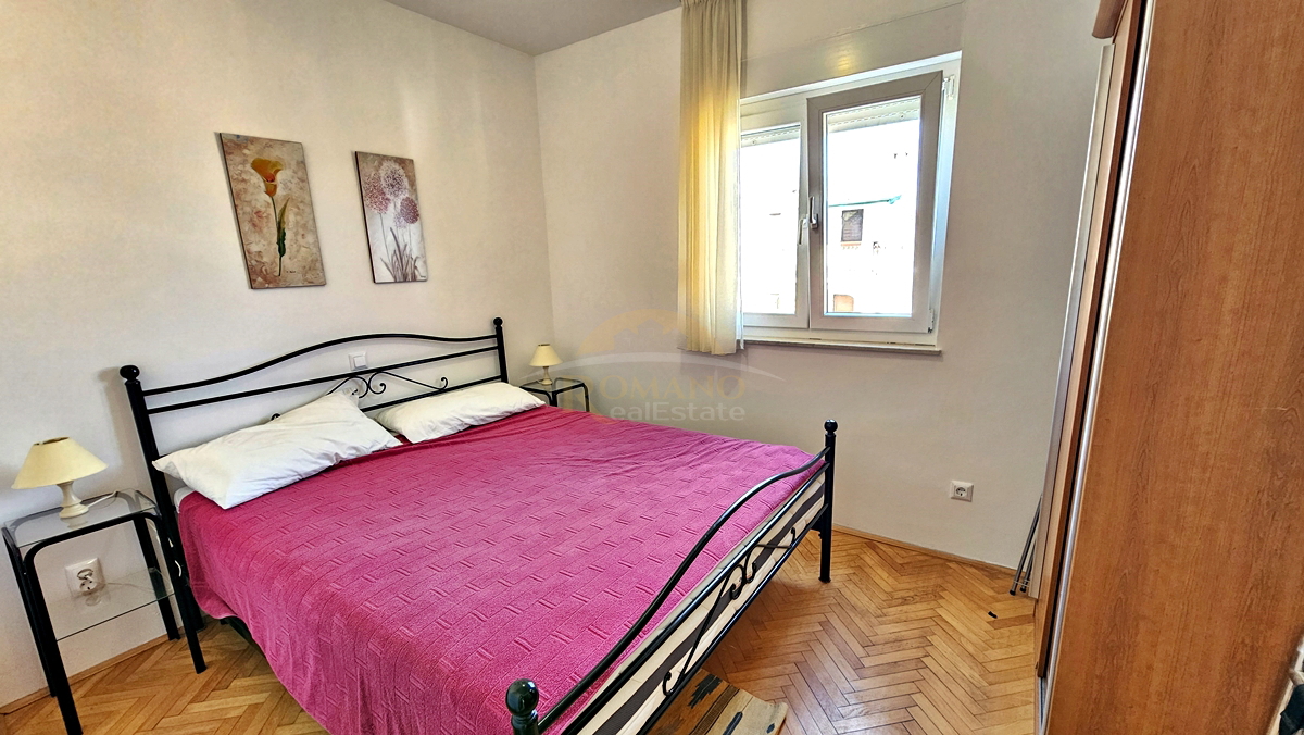 Dvosobno stanovanje v Okrugu Gornjem/Čiovo z lepim pogledom na morje in s bazenom